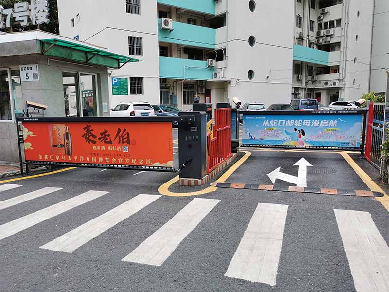 車(chē)牌識(shí)別系統(tǒng)廣告道閘