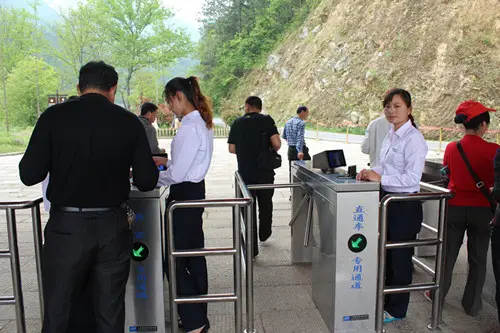 那么景區(qū)通道閘如何選擇？景區(qū)通道閘選擇要注意哪些問題？